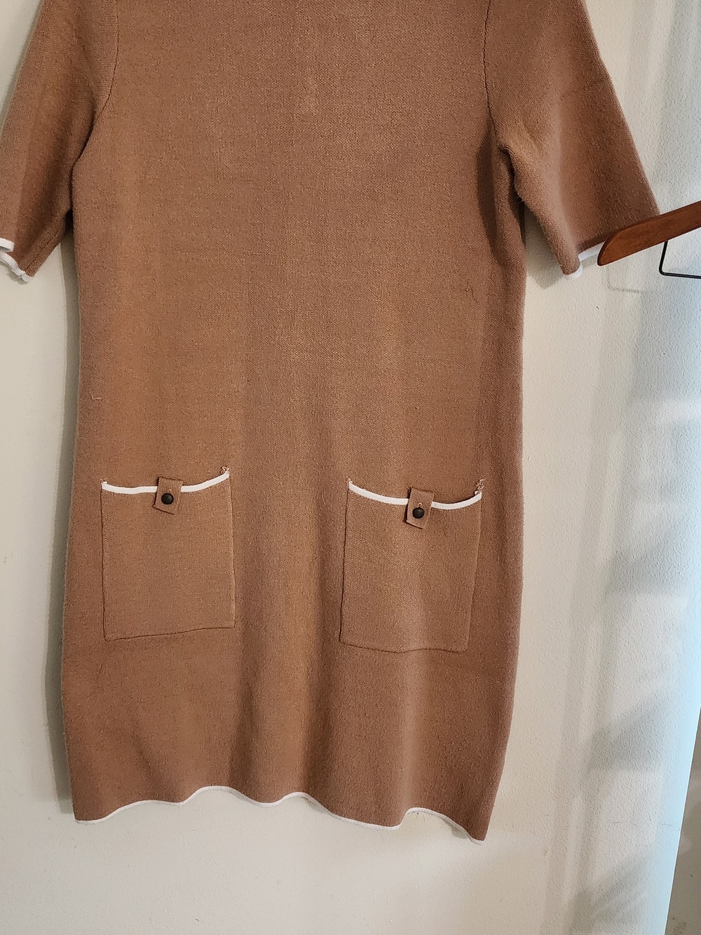 Camel Short Sleeve Knit Dress with Front Pockets‎